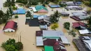 Tampilan udara menunjukkan rumah-rumah yang terendam banjir di Yong Peng, negara bagian Johor Malaysia, Sabtu (4/3/2023). Sedikitnya empat orang tewas dan hampir 41.000 orang dievakuasi di Malaysia setelah  banjir yang disebabkan oleh hujan deras yang "tidak biasa" berlangsung berhari-hari melanda beberapa negara bagian, pejabat kata 4 Maret. (Photo by Mohd RASFAN / AFP)