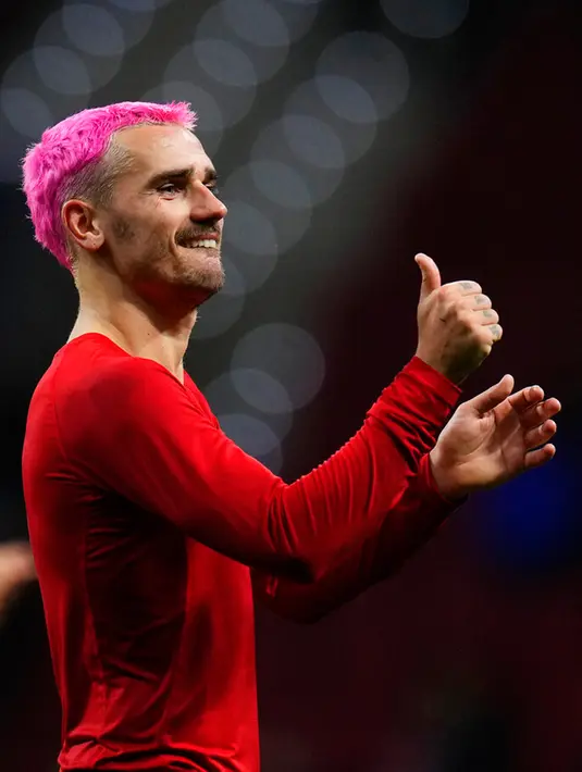 Pemain Atletico Madrid Antoine Griezmann mengacungkan jempol usai melawan Barcelona pada pertandingan sepak bola La Liga Spanyol di Stadion Civitas Metropolitano, Madrid, Spanyol, 8 Januari 2023. Antoine Griezmann tampil dengan gaya rambut baru berwarna pink bersama Atletico Madrid. (AP Photo/Manu Fernandez)