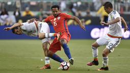 Perebutan bola antara pemain Cile dan Meksiko dalam perempat final Copa America Centenario 2016 di Stadion Levis, Santa Clara, AS, Minggu (19/6/2016). (AFP/Omar Torres)