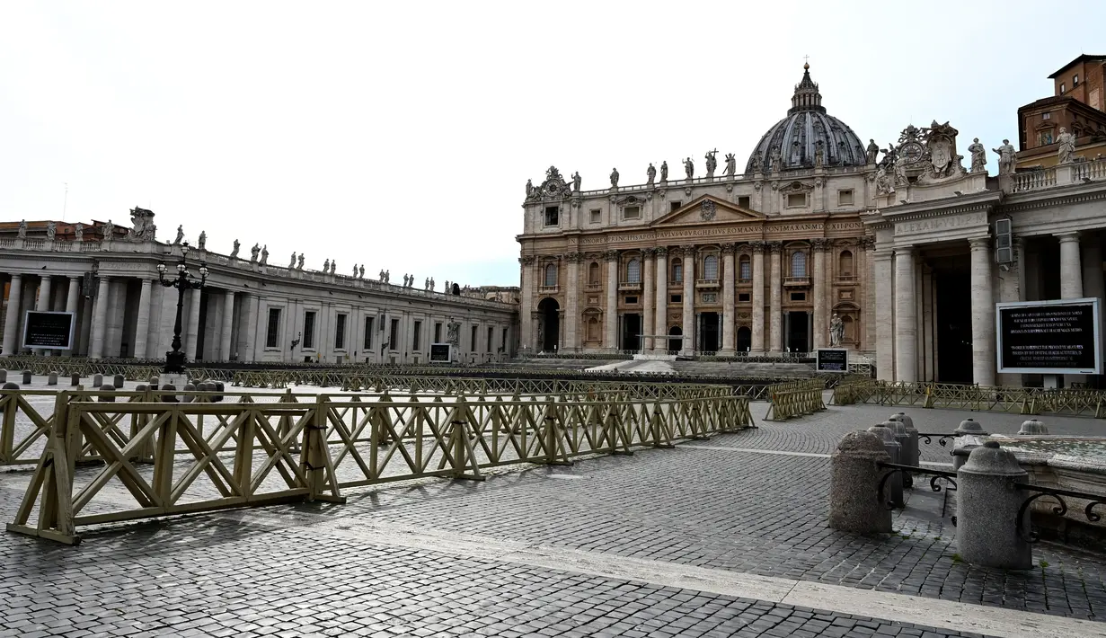 Pandangan umum Lapangan Santo Petrus dan basilika utamanya yang tertutup bagi wisatawan di Vatikan, Selasa (10/3/2020). Vatikan menutup lapangan Santo Petrus dan Basilika Santo Petrus bagi kunjungan wisatawan sampai 3 April untuk menghentikan penyebaran virus corona. (Tiziana FABI/AFP)