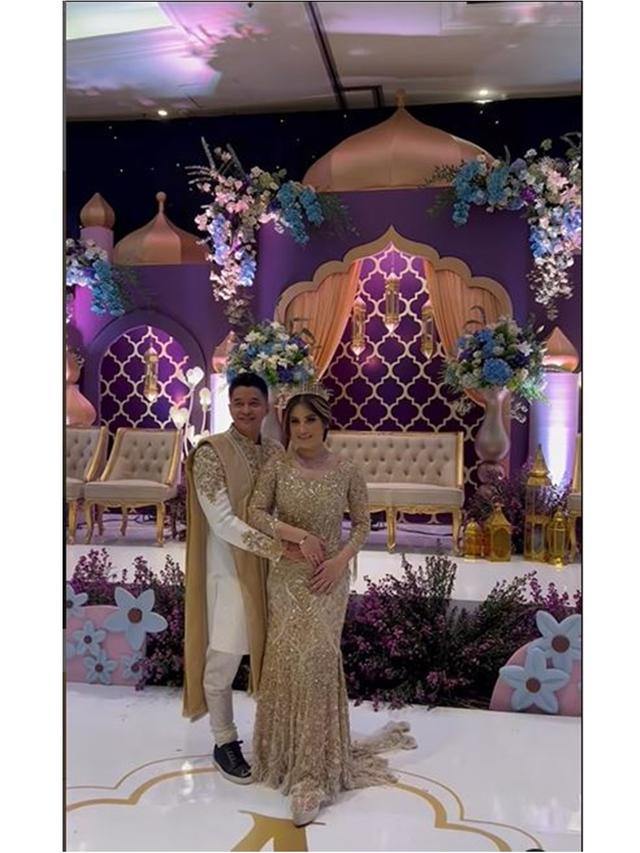 6 Potret Adly Fairuz dan Angbeen Rishi di Syukuran Khitanan Anak, Tampil Serasi