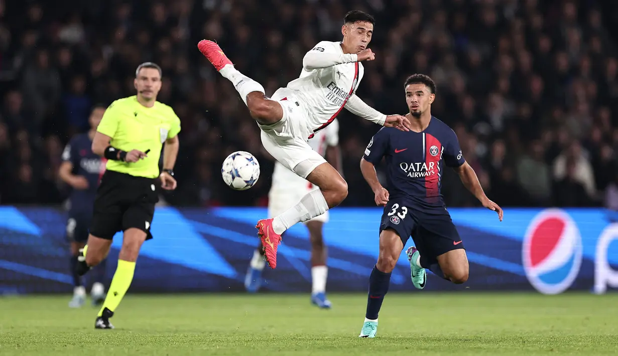 Pada fase grup Liga Champions 2023/2024, Tijjani Reijnders tampil dalam seluruh 6 laga AC Milan di Grup F yang dihuni oleh Borussia Dortmund, PSG dan Newcastle United. AC Milan hanya finis di posisi ketiga di bawah Borussia Dortmund dan PSG, dan berhak melanjutkan perjuangan di Liga Europa 2023/2024. (AFP/Franck Fife)