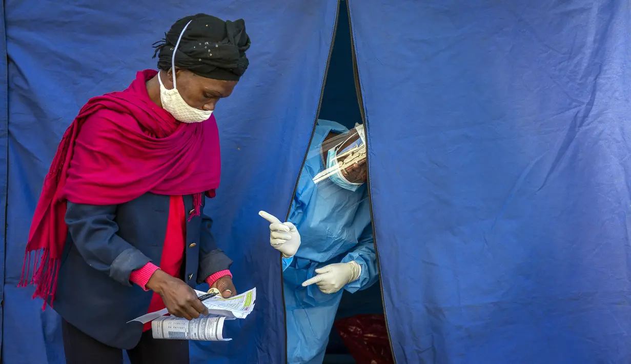 Petugas medis memeriksa daftar orang yang akan dites COVID-19 serta HIV dan TBC di Johannesburg, Afrika Selatan, Kamis (30/4/2020). Afrika Selatan akan mulai mengurangi penerapan lockdown secara bertahap pada 1 Mei, meski kasus COVID-19 yang dikonfirmasi terus meningkat. (AP Photo/Jerome Delay)