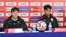 Pelatih Timnas Indonesia, Shin Tae-yong dan pemain Timnas Indonesia, Hokky Caraka melakukan latihan resmi jelang laga terakhir Grup B Piala AFF 2024 melawan Filipina di Stadion Sriwedari, Solo, Jawa Tengah, Jumat (20/12/2024). (Bola.com/Abdul Aziz)
