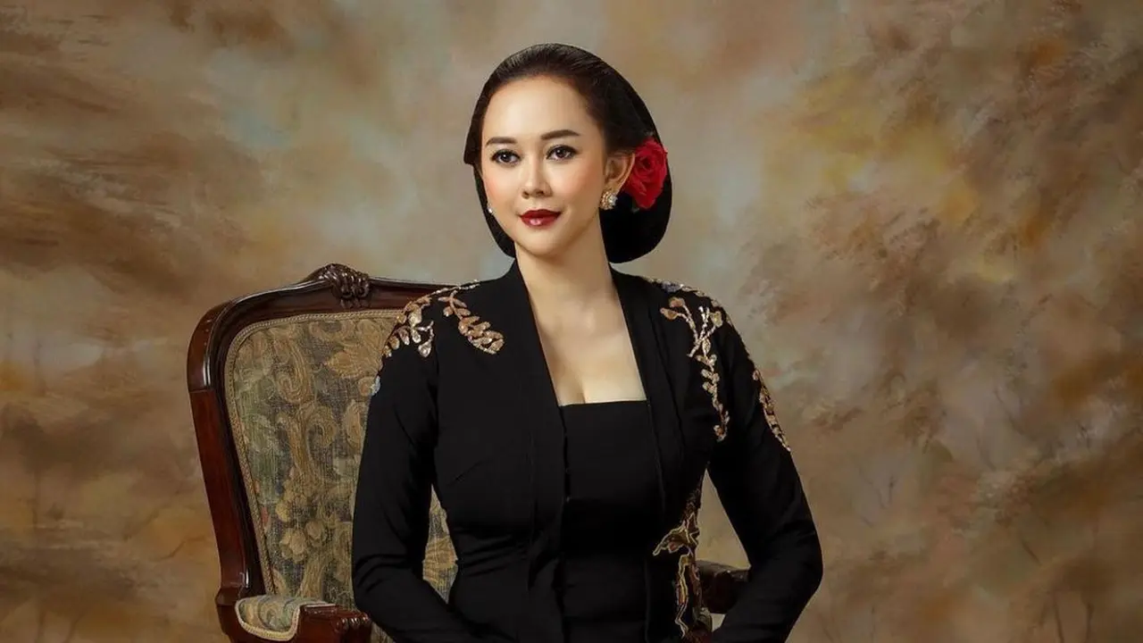 Cantiknya Aura Kasih saat gunakan dress hijau
