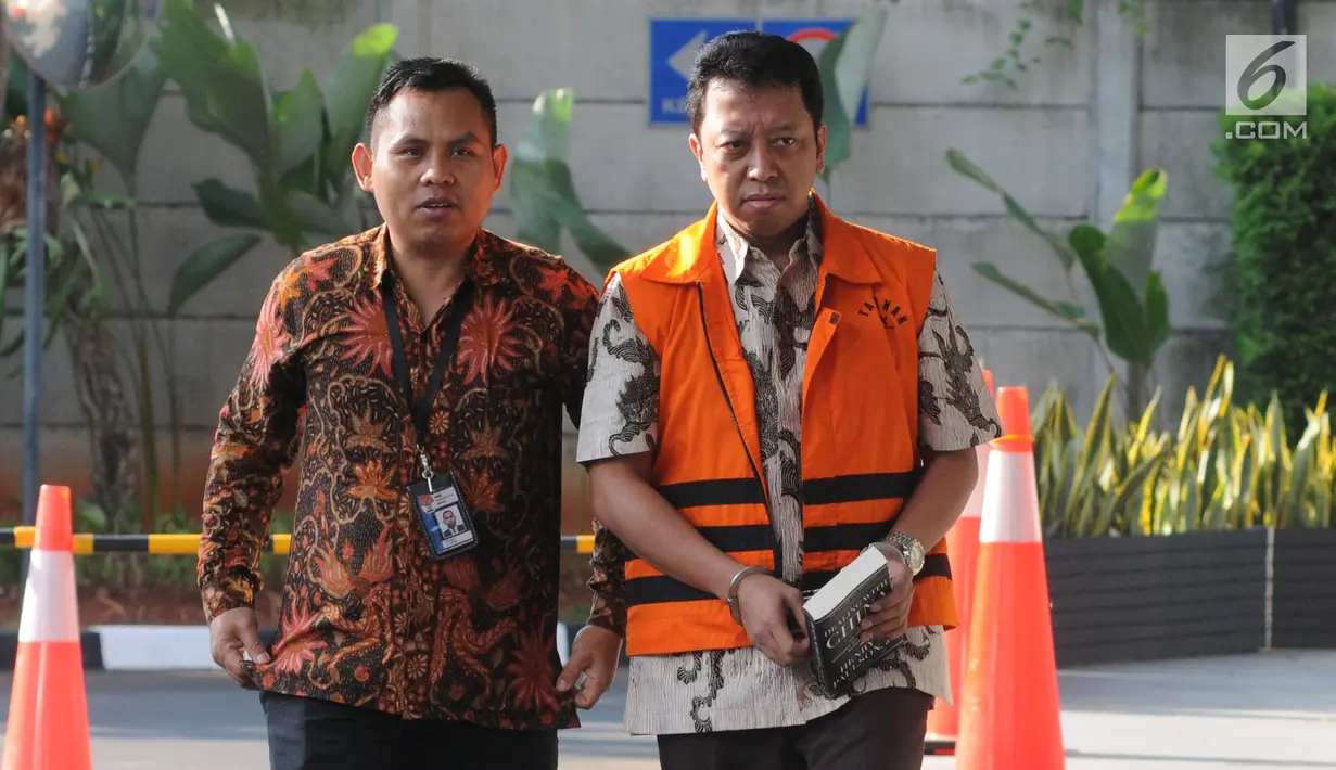 Anggota DPR RI nonaktif Muhammad Romahurmuziy (kanan) tiba di Gedung KPK, Jakarta, Rabu (24/7/2019). Romy diperiksa sebagai tersangka terkait dugaan menerima suap dalam jual beli jabatan di Kemenag Jawa Timur. (merdeka.com/Dwi Narwoko)