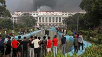 Kerusuhan meluas hingga ke pusat pemerintahan. Gedung Parlemen di Kathmandu turut dibakar massa. (Prabin RANABHAT/AFP)