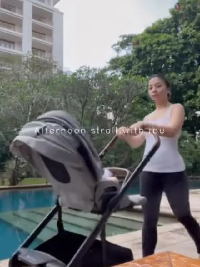 Nikita Willy menjaga rutinitas bersama Baby Izz (Instagram/nikitawillyofficial94)