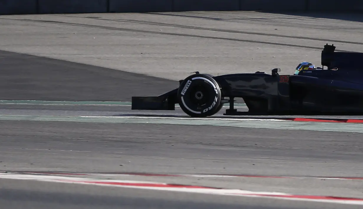 Pebalap Toro Rosso, Carlos Sainz mentatakna waktu terbaiknya 1m26.239s pada sesi test pramusim F1 hari ke-3 di Sirkuit Catalunya, Barcelona, Rabu (24/2/2016) WIB.  (REUTERS/Sergio Perez)