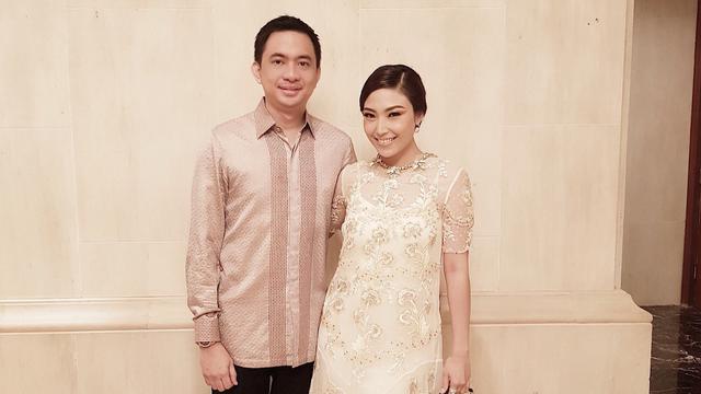 [Bintang] 8 Foto Ayu Dewi dan Regi Datau yang Kocak Tapi Romantis