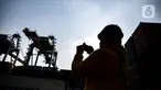 Aktivitas bongkar muat peti kemas di Pelabuhan Tanjung Priok, Jakarta, Kamis (14/4/2022). Neraca perdagangan Indonesia diproyeksi masih akan mencatatkan surplus yang tinggi pada Maret 2022. (Liputan6.com/Faizal Fanani)