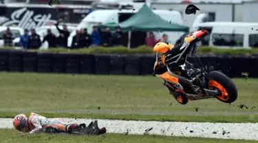 Pembalap Spanyol, Marc Marquez terjatuh saat balapan MotoGP Australia di Sirkuit Philip Island, Australia (21/10). Marc Marquez terjatuh di lap sembilan dan tidak bisa melanjutkan lomba. (AFP/Jerey Brown)