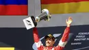 Sebastian Vettel dengan trofi juara. (REUTERS/Bernadett Szabo)