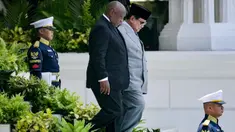 Presiden Republik Indonesia Prabowo Subianto (kanan) berjalan bersama Presiden Afrika Selatan Cyril Ramaphosa untuk memeriksa pasukan kehormatan di Istana Kepresidenan, Jakarta pada Rabu 22 Oktober 2025. (Bay ISMOYO/AFP)