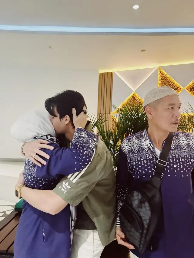 Potret Rey Mbayang dan Dinda Hauw antar orang tua pergi haji (Sumber: Instagram/@rey_mbayang)