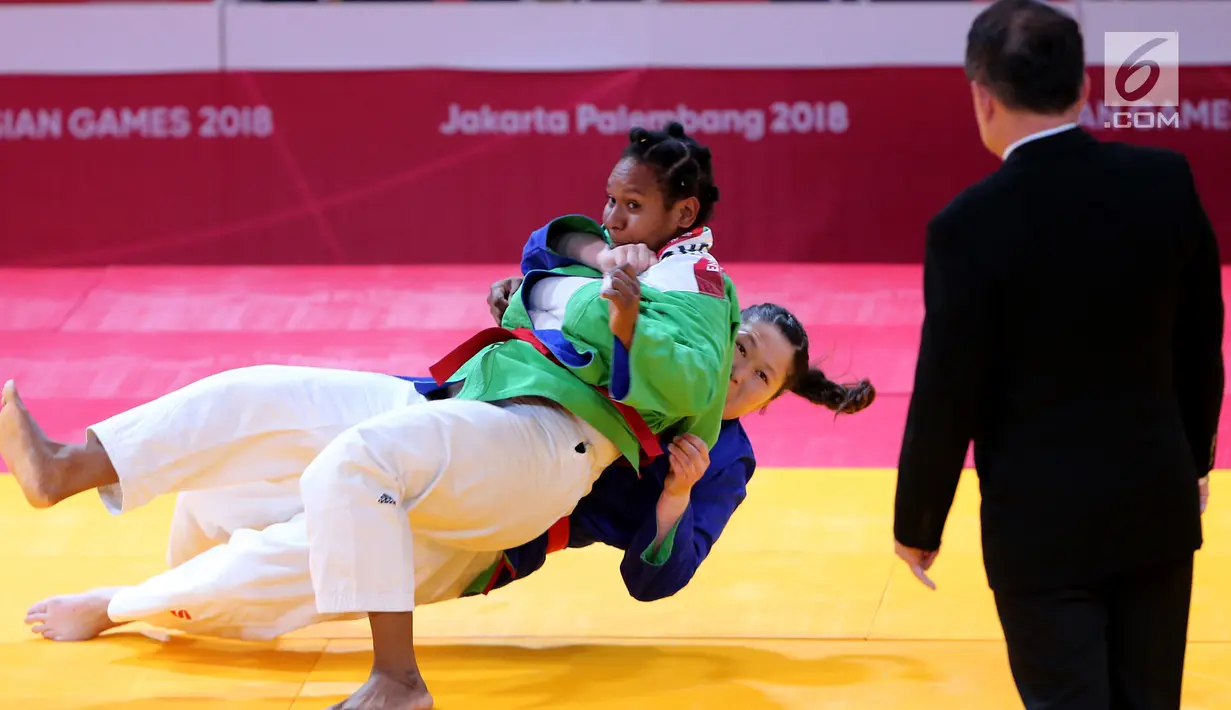 Atlet beladiri Kurash Indonesia, Marselina Papara saat bertarung dengan Munkhtstsg Ogon dari Monggolia di 16 besar kelas putri dibawah 78 kg di JCC Senayan, Jakarta, Kamis (30/8). Indonesia kalah 0-10 dari Monggolia. (Liputan6.com/Fery Pradolo)