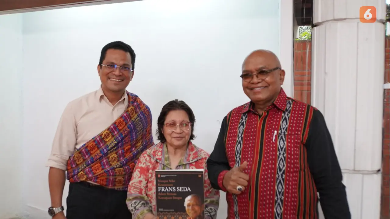 Penyerahan buku Frans Seda.