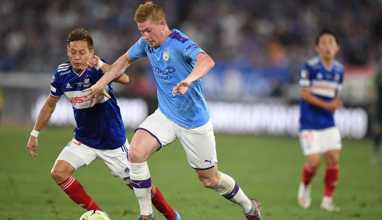 Gelandang Manchester City, Kevin De Bruyne, berusaha melewati striker Yokohama Marinos, Teruhito Nakagawa, pada laga pramusim di Stadion Yokohama, Jepang, Sabtu (27/7). Yokohama kalah 1-3 dari City. (AFP/Charly Triballeau)