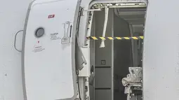 Pintu darurat pesawat Asiana Airlines terbuka saat akan mendarat di Daegu pada Jumat sore. Di mana sebanyak 200 orang berada di dalamnya, termasuk 194 penumpang, menurut Asiana Airlines. (Yun Kwan-shick/Yonhap via AP)