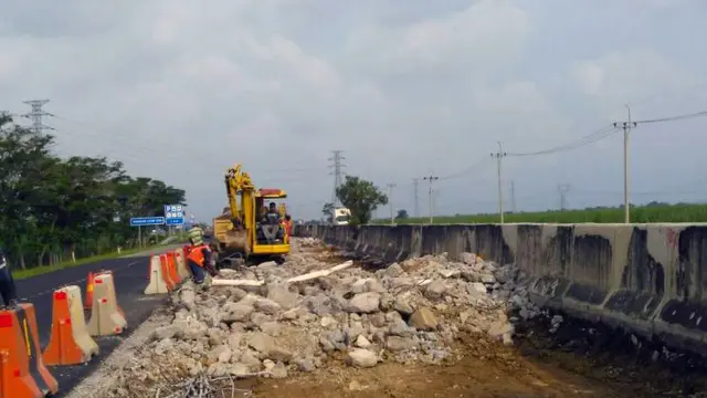 Perbaikan jalan tol Kanci-Pejagan. 