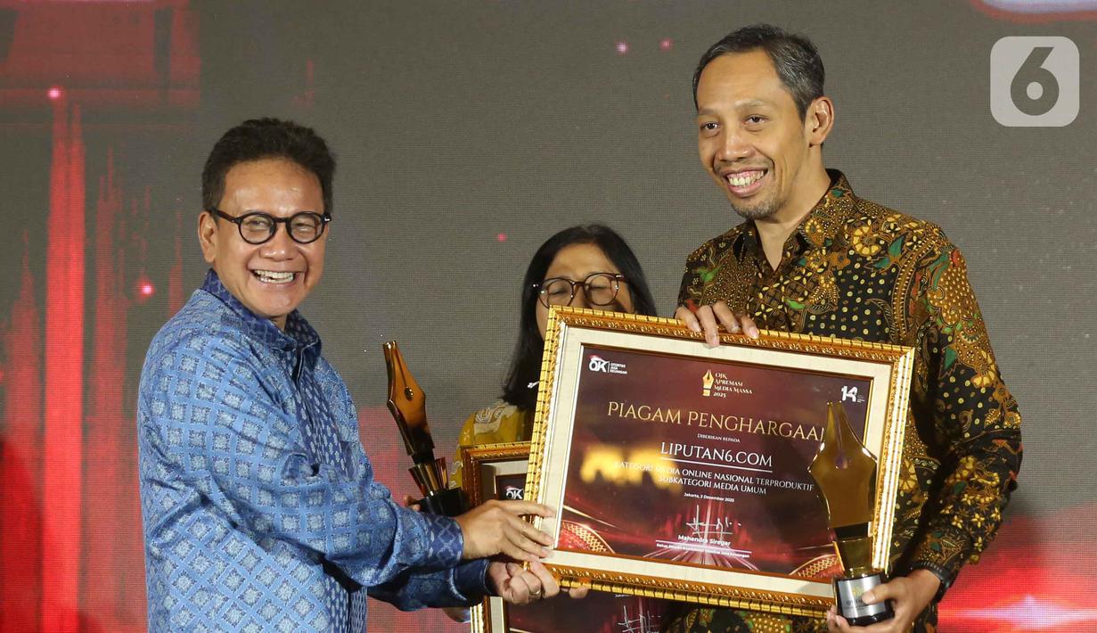 Pemimpin Redaksi Liputan6.com, Titis Widyatmoko (kanan) saat menerima penghargaan dari Otoritas Jasa Keuangan (OJK) untuk Kategori Media Online Terproduktif SubKategori Media Umum pada acara OJK Apresiasi Media Massa, Jakarta, Selasa (2/12/2025). (Liputan6.com/Helmi Fithriansyah)
