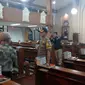 Kapolres Garut AKBP Budi Satria Wiguna memimpin pemeriksaan dan sterilisasi gereja di Garut (Liputan6.com/Jayadi Supriadin)