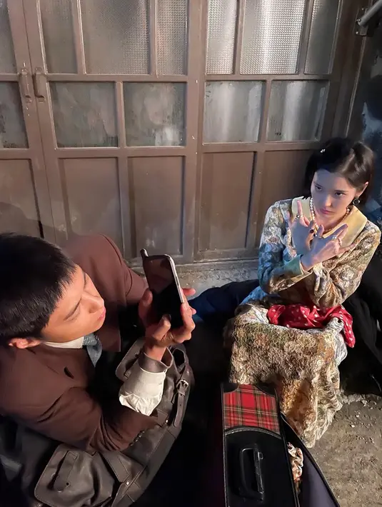 Hal ini terlihat dari berbagai foto dan video behind the scene yang dirilis, menunjukkan suasana syuting yang hangat dan penuh semangat. Foto-foto yang dibagikan IU di Instagram pun memperlihatkan suasana ceria dan keakraban mereka, mendapatkan respon positif yang luar biasa dari para penggemar. (Liputan6.com/IG/@dlwlrma)
