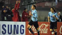 Christian Stuani merayakan gol bersama Cavani (PABLO PORCIUNCULA / AFP)