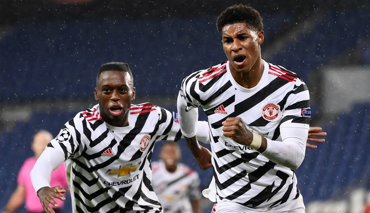 Penyerang Manchester United, Marcus Rashford, melakukan selebrasi usai mencetak gol ke gawang PSG pada laga Liga Champions di Stadion Parc des Princes, Rabu (21/20/2020). MU menang dengan skor 2-1. (AFP/Franck Fife)