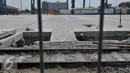 Pekerja membongkar rel kereta utama pelabuhan yang tertutup beton di Pelabuhan Tanjung Priok, Jakarta, Jumat (11/9/2015). Penutupan jalur kereta membuat tidak efisiensi waktu bongkar pasang serta menambah kemacetan. (Liputan6.com/Gempur M Surya)