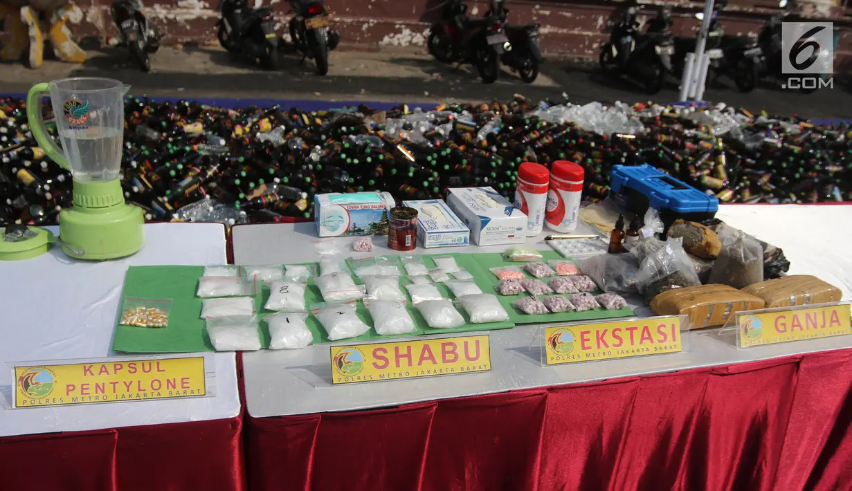Barang bukti miras dan narkoba ditunjukkan di halaman Polsek Palmerah, Jakarta Barat, Senin (14/5). Barang yang dimusnahkan adalah ganja 2,8 kg, sabu 1,2 kg, ekstasi 1.253 butir, 38 kapsul penthylone, dan 10.476 botol miras. (Liputan6.com/Arya Manggala)
