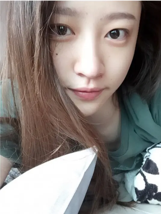 Sudah tak perlu diragukan lagi kecantikan dari Hani EXID. Walaupun wajahnya tidak mengenakan make up, ia tetap terlihat cantik memesona. (Foto: allkpop.com)