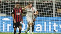 Federico Baschirotto melakukan selebrasi usai mencetak gol di laga AC Milan vs Cremonese di San Siro, Minggu (24/08/2025) dini hari WIB. (AP Photo/Luca Bruno).