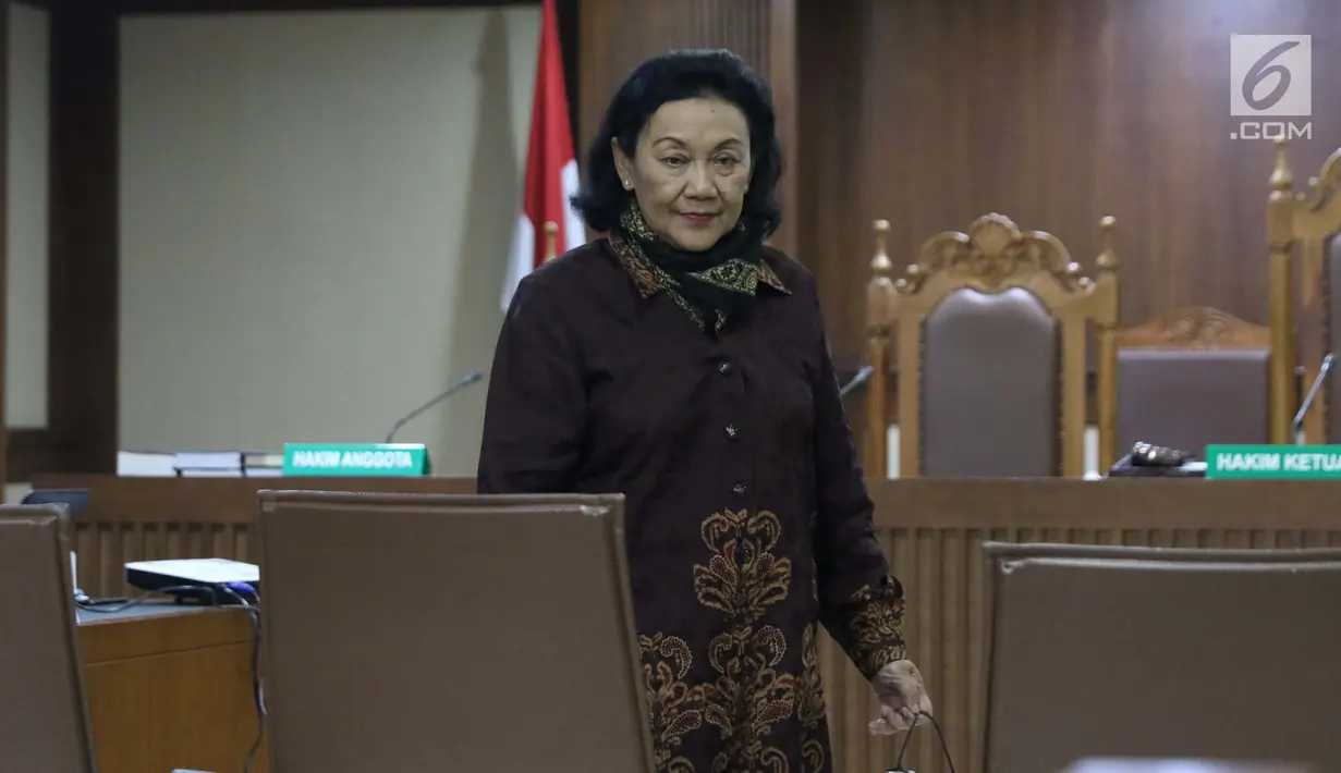 Mantan Sekjen Kemendagri, Diah Anggraeni saat jeda menjadi saksi pada sidang lanjutan dugaan korupsi e-KTP dengan terdakwa Markus Nari di Pengadilan Tipikor, Jakarta, Rabu (11/9/2019). Sidang mendengar keterangan saksi-saksi, salah satunya Diah Anggraeni. (Liputan6.com/Helmi Fithriansyah)