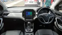 Wuling Almaz didukung multimedia cerdas, head unit layar sentuh berukuran 10,4 inci. Fitur tersebut, didukung konektivitas, kamera 360 derajat, hingga tire pressure monitoring system. (Arief/Liputan6.com)