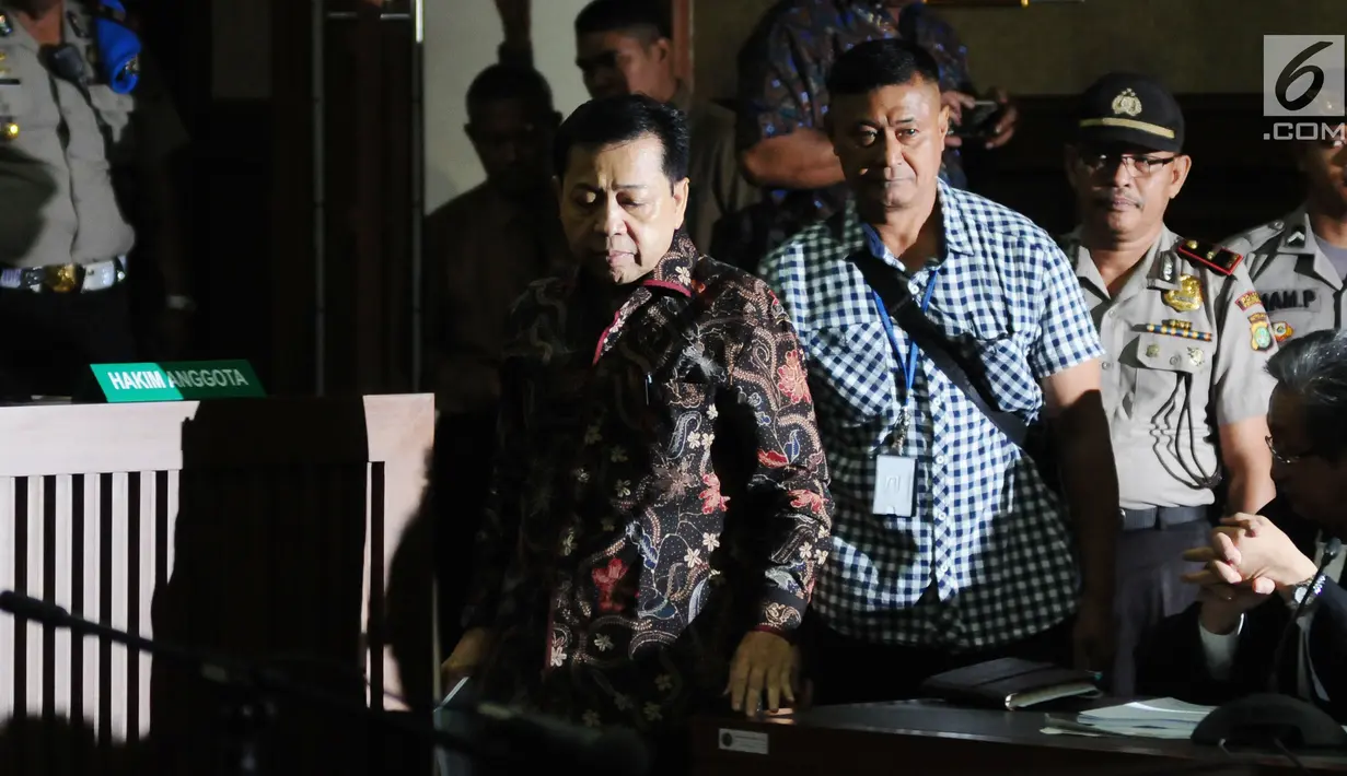 Terdakwa dugaan korupsi proyek E-KTP Setya Novanto masuk persidangan di Pengadilan Tipikor, Jakarta, Rabu (20/12). Sidang beragendakan pembacaan eksepsi dakwaan oleh kuasa hukum Setya Novanto. (Liputan6.com/Helmi Fithriansyah)