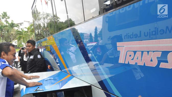 Supir menutup Tangki gas Bus BRT Trans Semarang usai diisi dengan gas di Semarang, Rabu (9/1).  Sebanyak 72 bus dari koridor 1, 5, 6, 7, dan koridor Bandara telah dipasang alat Konveter BBG. (Liputan6.com/Gholib)