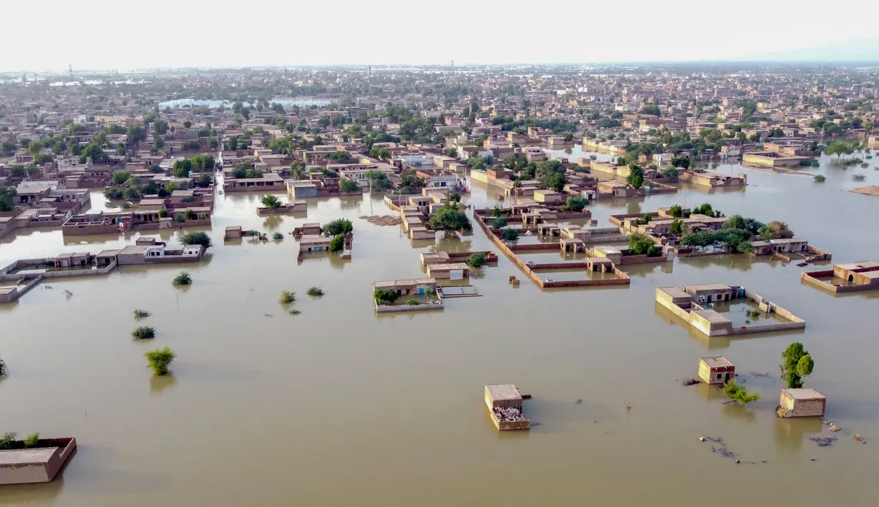 Pemandangan dari udara ini menunjukkan daerah pemukiman yang banjir setelah hujan lebat di provinsi Balochistan (29/8/2022). Jumlah korban tewas akibat banjir monsun di Pakistan sejak Juni telah mencapai 1.136, menurut angka yang dirilis pada 29 Agustus oleh Otoritas Manajemen Bencana Nasional negara itu. (AFP/Fida Hussain)