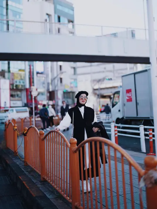 Pemotretan kala liburan di Jepang menampilkan ibu baby Shaka ini tampil modis dengan layering outfit. @rey_mbayang.