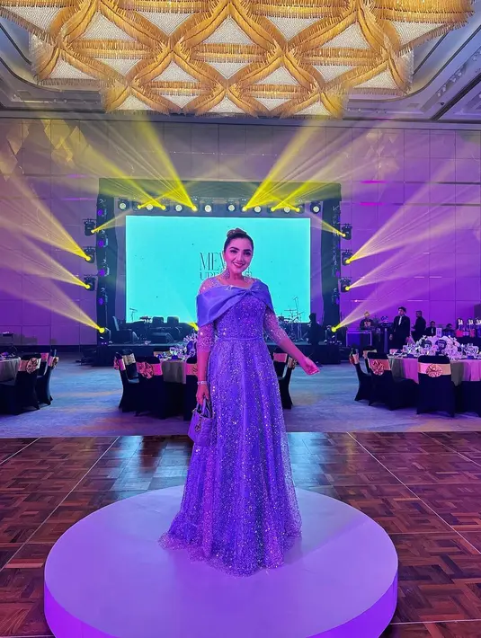 Ashanty tampil bak princess dengan dress biru yang berkilauan. Dress ini memiliki detail lengan seperti bentuk pita dan bertabur payet yang membuatnya berkilauan dari atas hingga ke bawah. [Foto: Instagram/ashanty_ash]