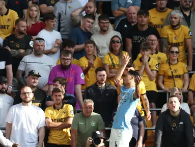 Pemain Manchester City, Tijjani Reijnders melakukan selebrasi setelah mencetak gol perdananya di Liga Inggris 2025/2026 ketika melawan Bournemouth di Molineux stadium, Wolverhampton, Inggris, Sabtu (16/08/2025) waktu setempat. (AFP/Darren Staples)