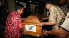 Jenazah terpidana mati kasus penyalahgunaan narkoba Seck Osmanu tiba di Rumah Sakit Saint Carolus, Jakarta, Jumat (29/7). Seck tersangkut kasus kepemilikan dan pengedaran heroin sebanyak 2,4 kg. (Liputan6.com/Immanuel Antonius)