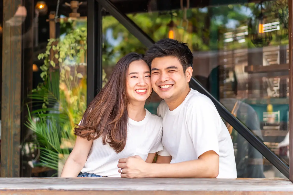 perempuan dan pasangan 9 mei 1
