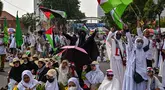 Para pengunjuk rasa melambaikan bendera Palestina dalam sebuah aksi unjuk rasa untuk menunjukkan dukungan kepada rakyat Palestina di Gaza, Surabaya, Jawa Timur pada 19 April 2025. (JUNI KRISWANTO/AFP)