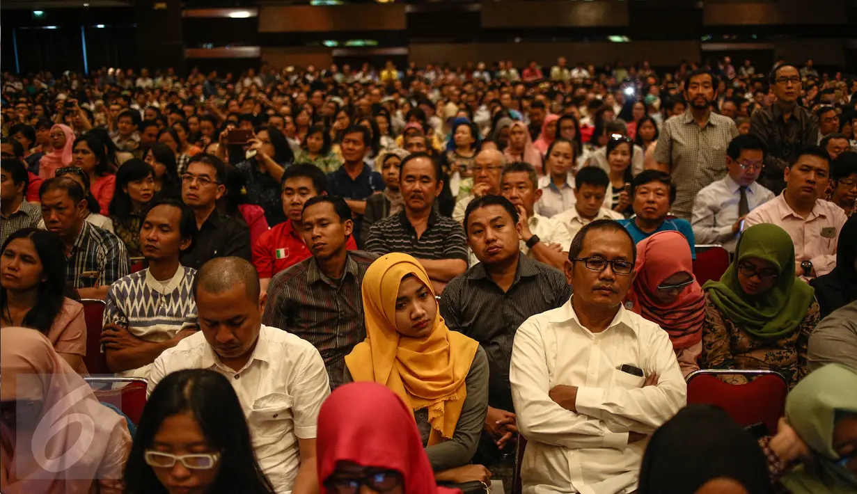 Sejumlah peserta menyimak  arahan saat Sosialisasi Amnesti Pajak (Tax Amnesty) di Jakarta, Senin (1/8). Jokowi menyampaikan kepada para perserta bahwa ada saluran khusus (hotline) bagi mereka yang ingin menyampaikan aduan. (Liputan6.com/Faizal Fanani)