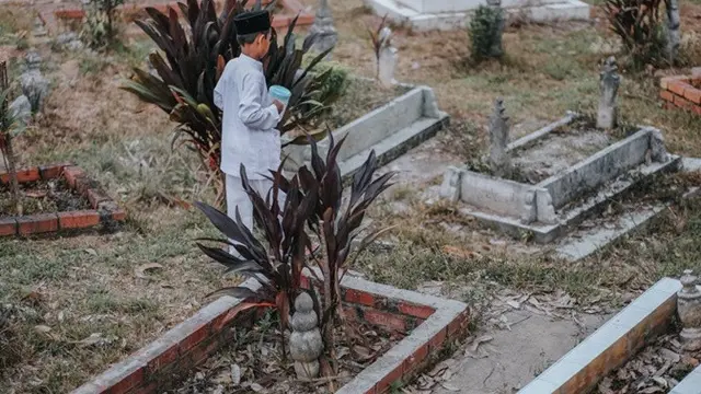 Kisah Bocah Ziarah Ke Makam Ibunya Ini Bikin Sedih