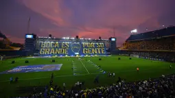 Fans Boca Juniors memadati tribun saat perkenalan pemain baru Edinson Cavani di Stadion La Bombonera, Argentina, Senin (31/07/2023) waktu setempat. (AFP/Luis Robayo)