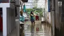Warga melintasi banjir yang menggenangi kawasan Cilandak Timur, Jakarta Selatan, Selasa (22/1). Hujan deras yang mengguyur Jakarta dan sekitarnya sejak pagi menyebabkan banjir di sejumlah sudut Ibu Kota. (Liputan6.com/Immanuel Antonius)