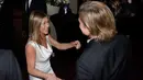 Brad Pitt dan Jennifer Aniston menghadiri SAG Awards 2020 di Shrine Auditorium, Los Angeles, Minggu (19/1/2020). Brad Pitt dan Jennifer Aniston terlihat berinteraksi di hadapan kamera awak media untuk pertama kalinya sejak bercerai pada tahun 2005 lalu.  (Vivien Best/Getty Images for SAG-AFTRA/AFP)