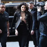 Kendall Jenner memulai mengumbar payudaranya di tahun 2014. Ia juga ketagihan berjalan-jalan di kota besar tanpa mengenakan bra. (AFP/Bintang.com)